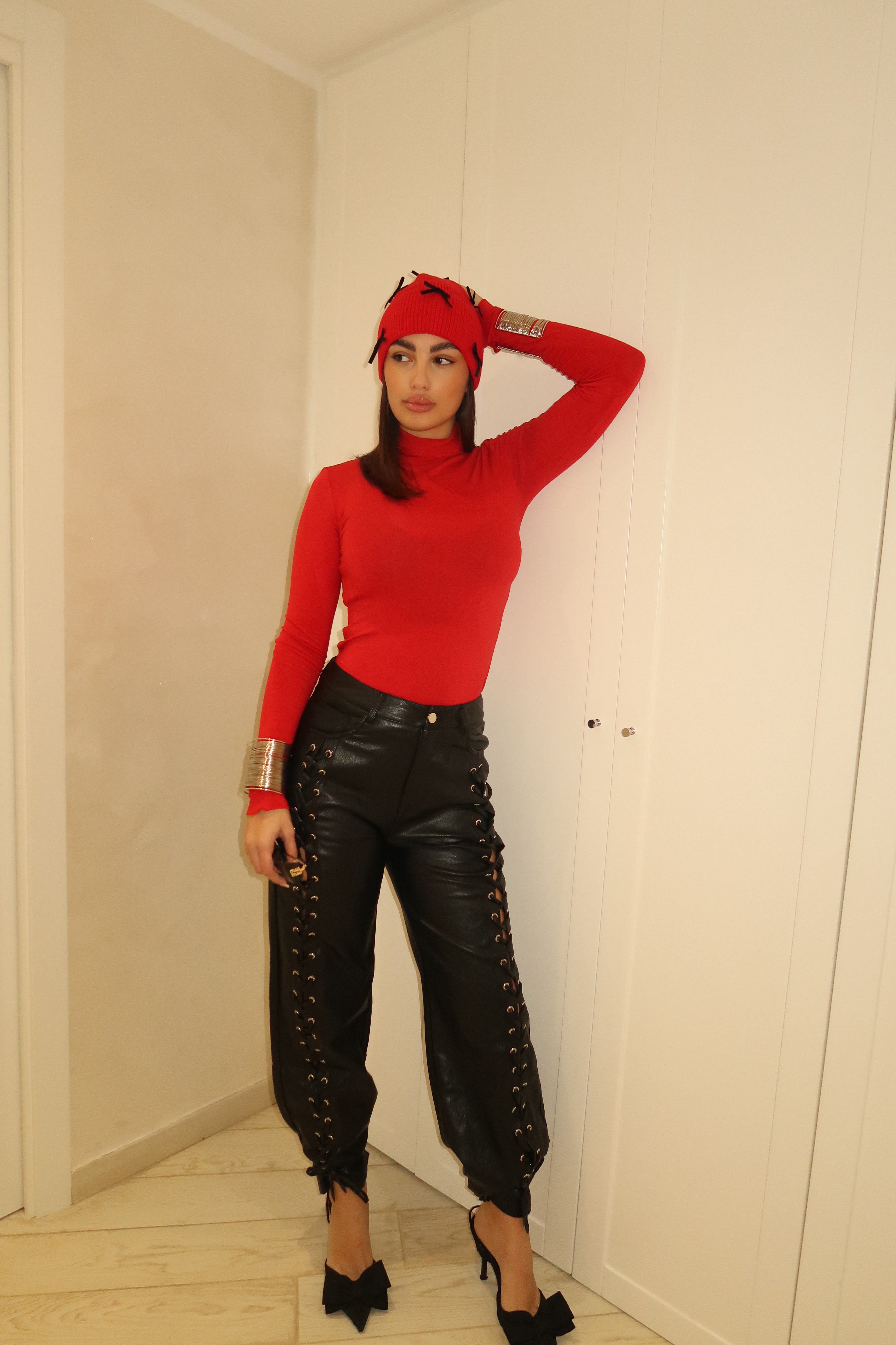 Panta stringhe eco pelle