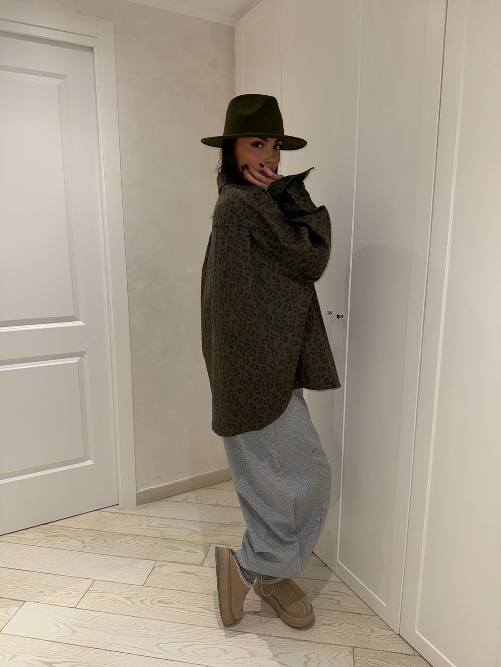 Camicia over leopard